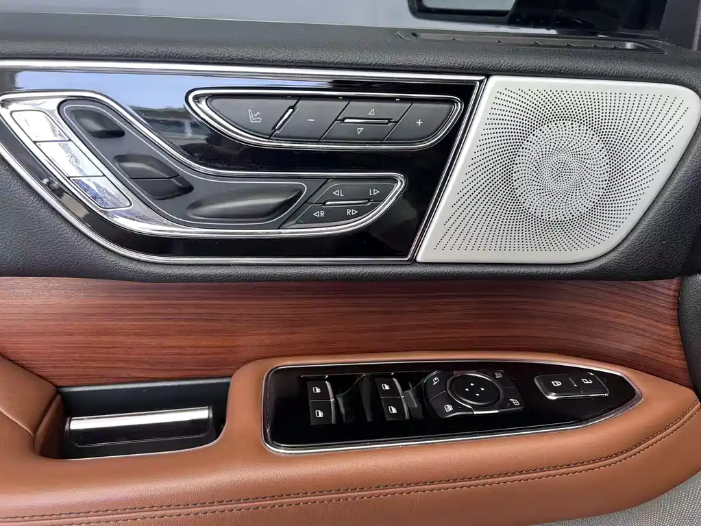 Lincoln Navigator 2019 — фото 16