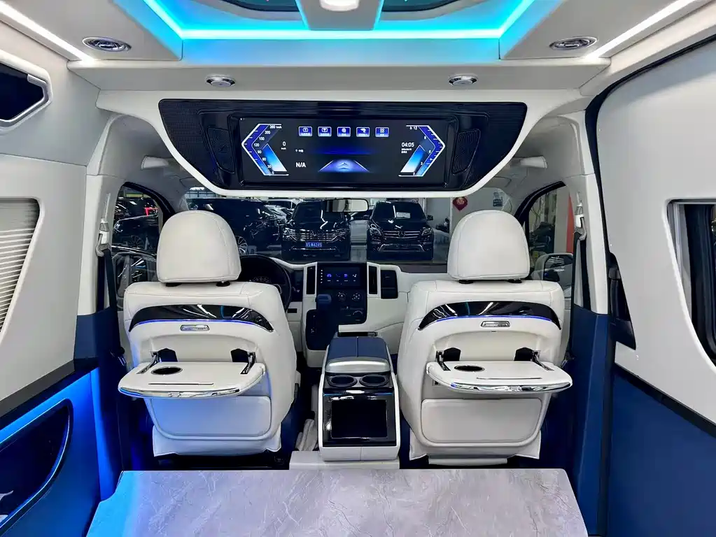 Toyota Hiace 2021 — фото 11