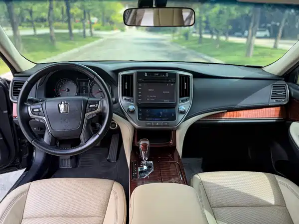 Toyota Crown 2015