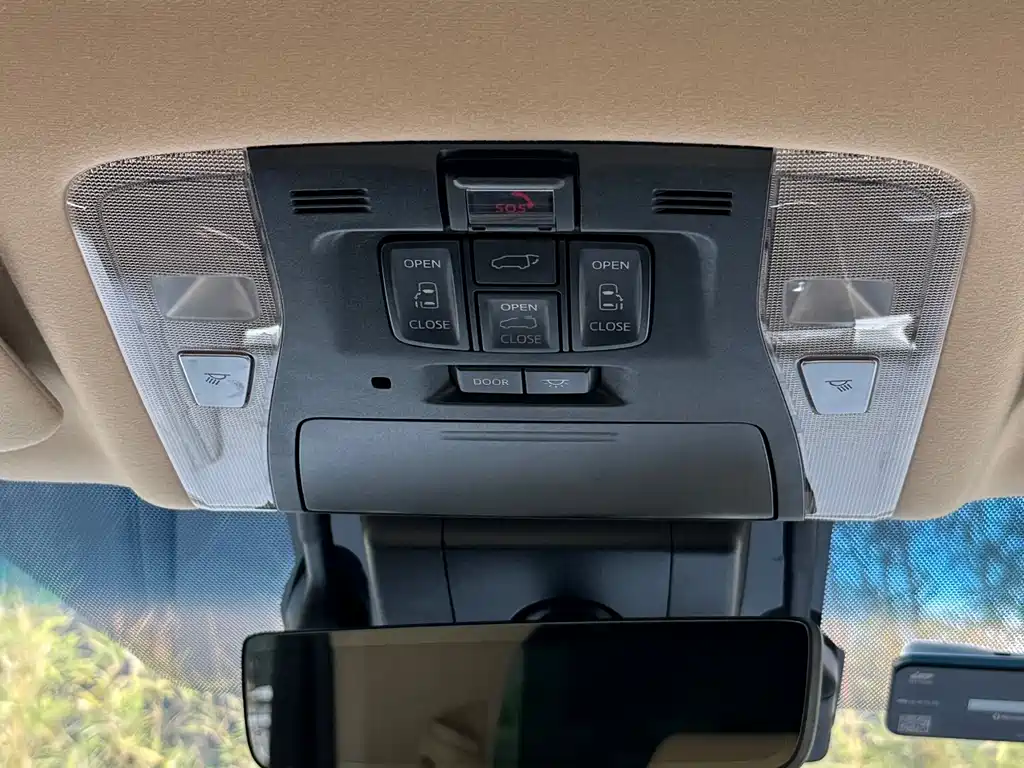 Toyota Alphard 2021 — фото 32