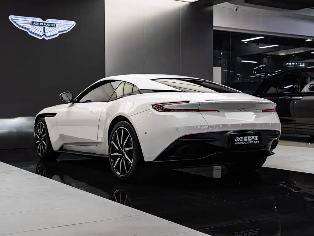 Aston Martin DB11 2018 — фото 15