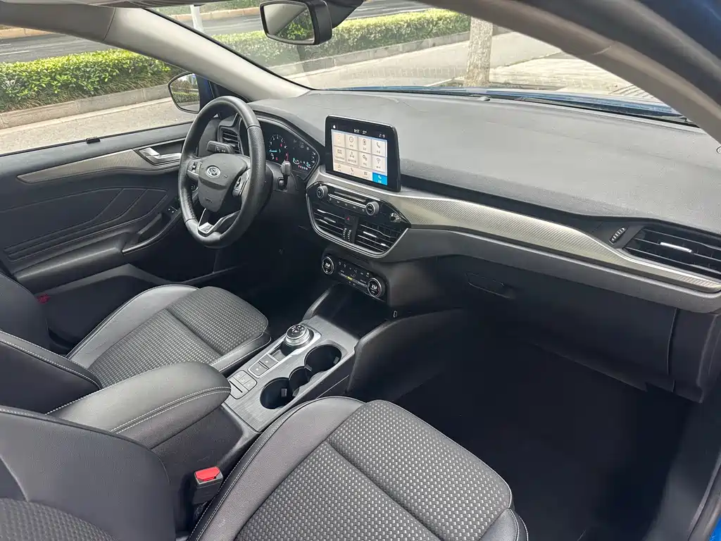 Ford Focus 2019 — фото 13