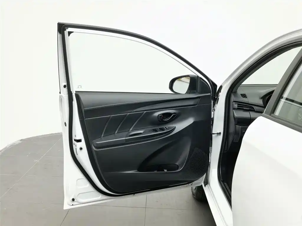 Toyota Yaris L 2018 — фото 8