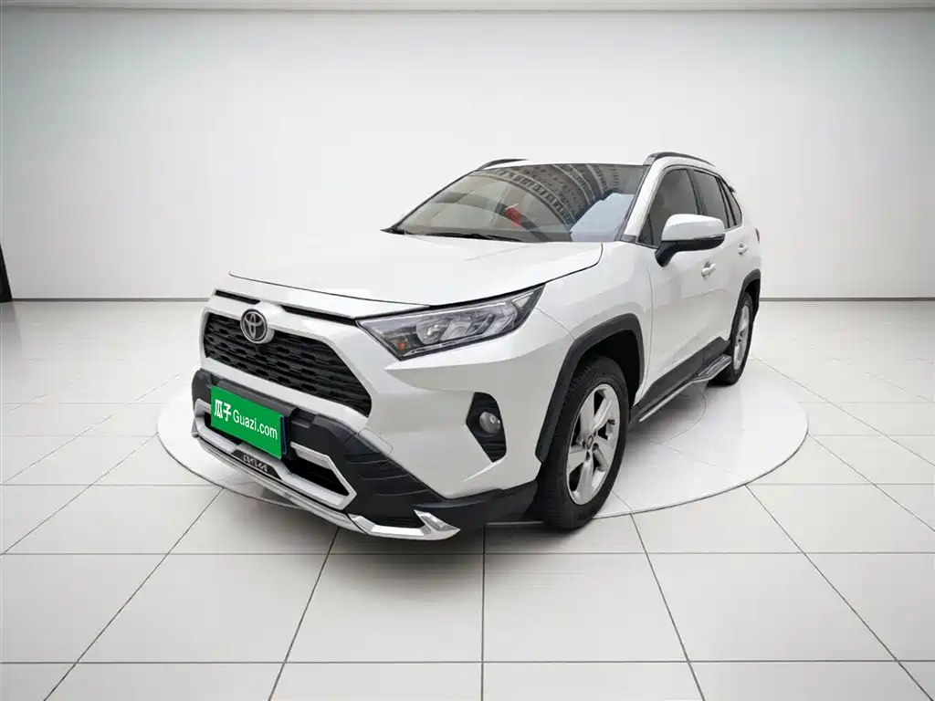 Toyota RAV4 2021 — фото 1