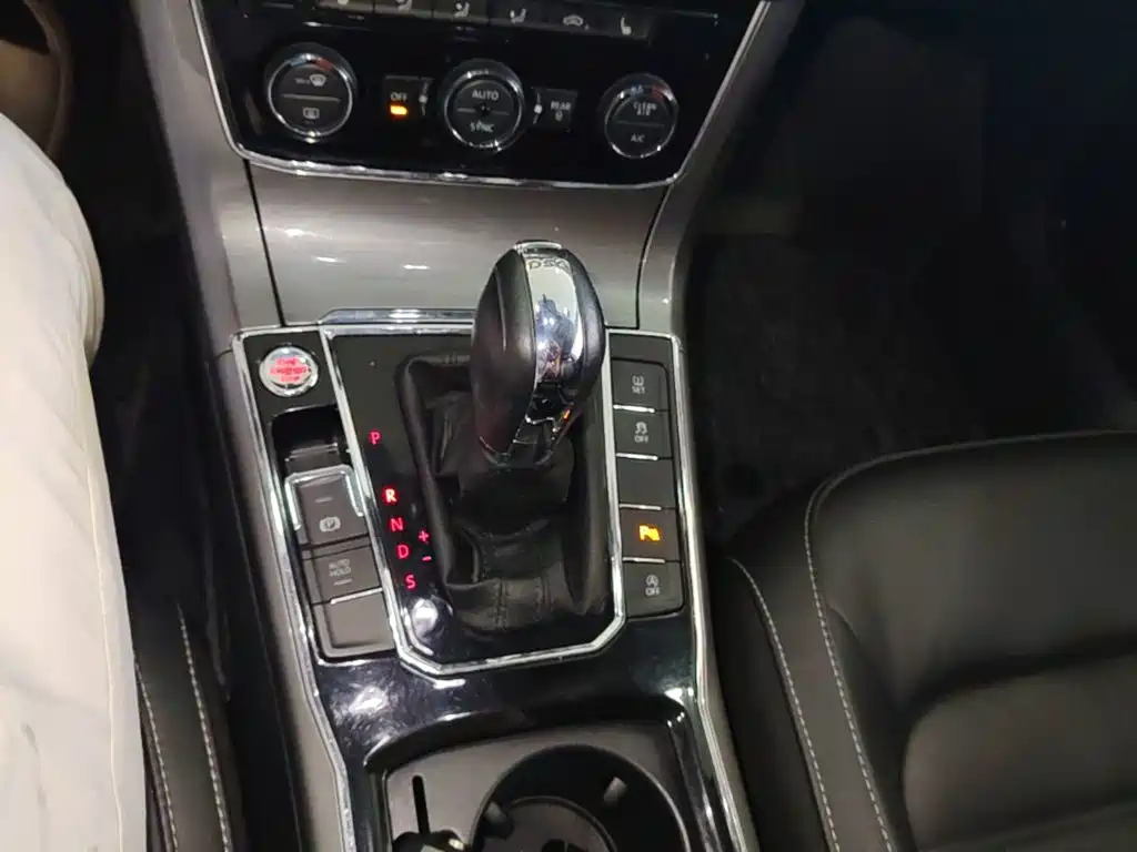 Volkswagen Passat 2017 — фото 14