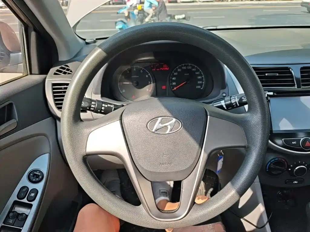Hyundai Verna 2016 — фото 11