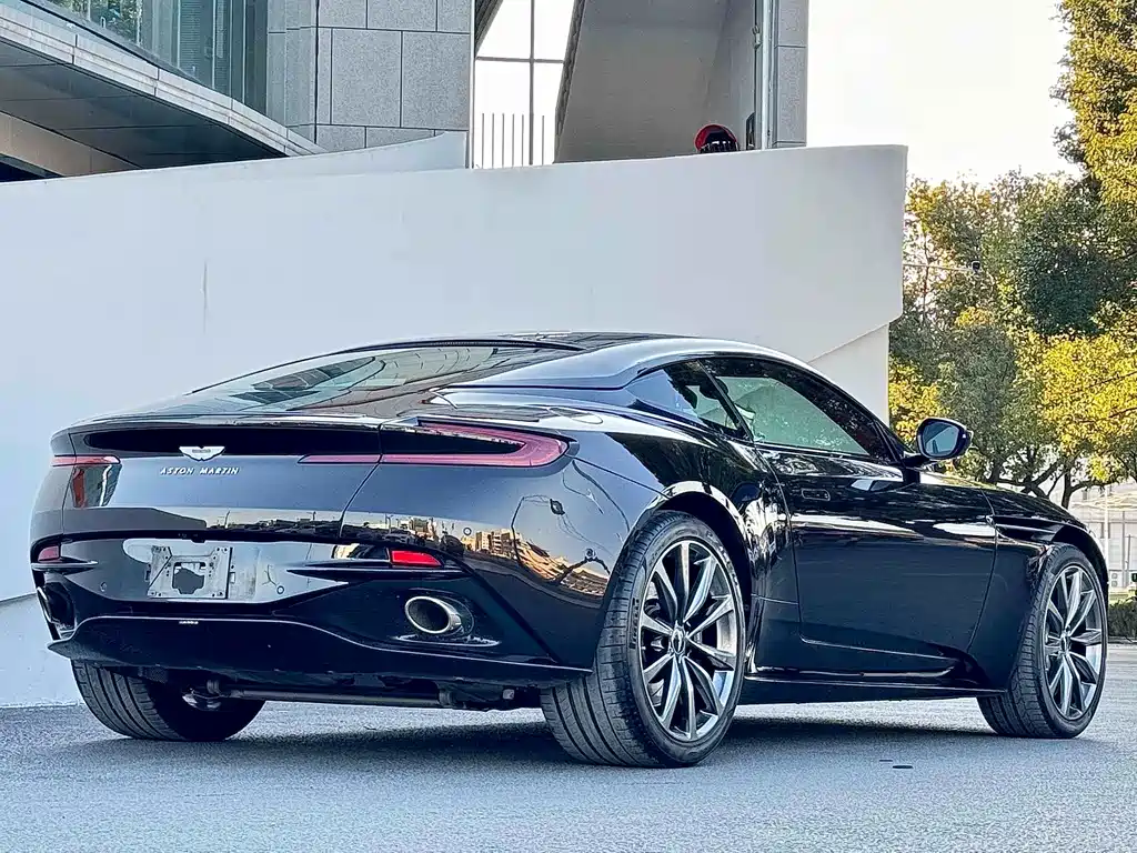 Aston Martin DB11 2019 — фото 5