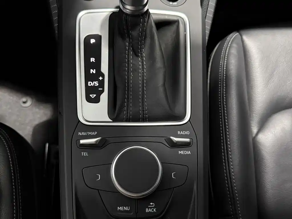 Audi Q2L 2022 — фото 12