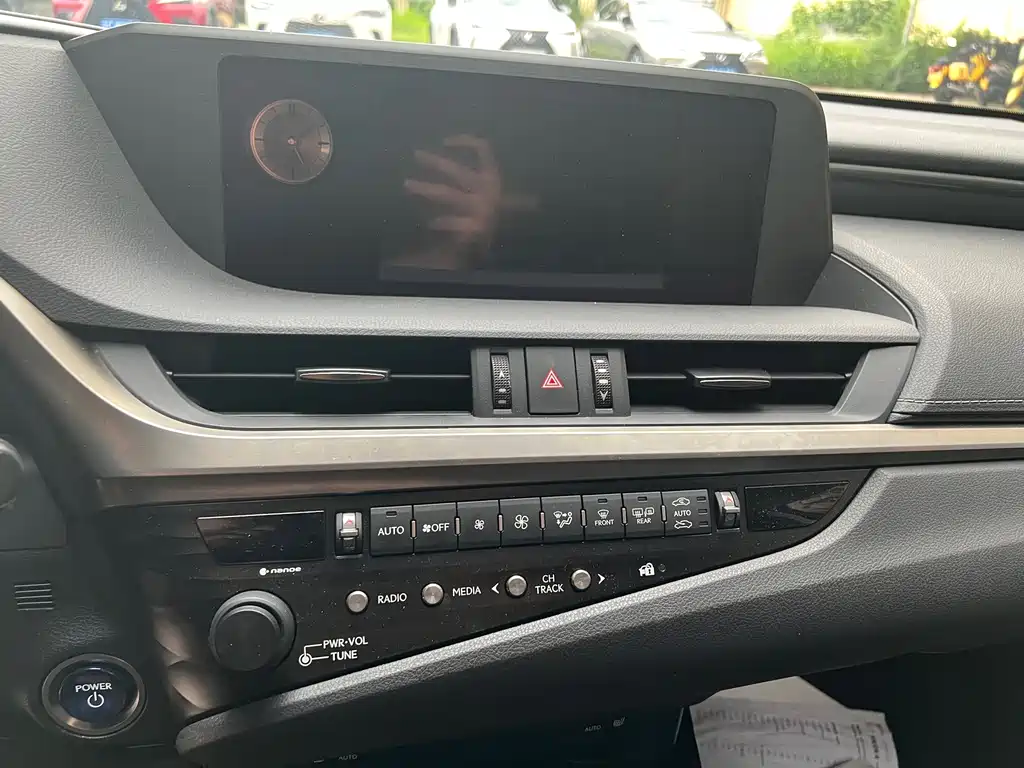 Lexus ES 2020 — фото 14