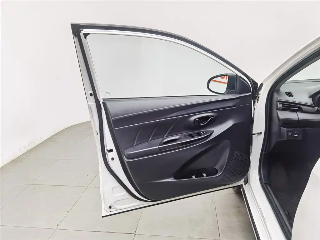 Toyota Yaris L 2020 — фото 8
