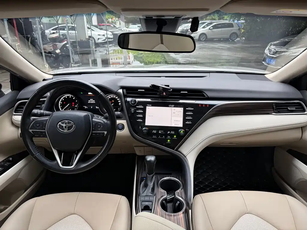 Toyota Camry 2019 — фото 13