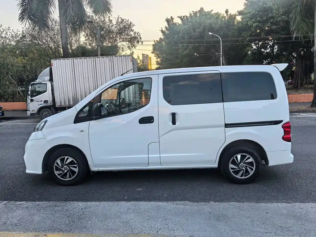 Nissan NV200 2017 — фото 4
