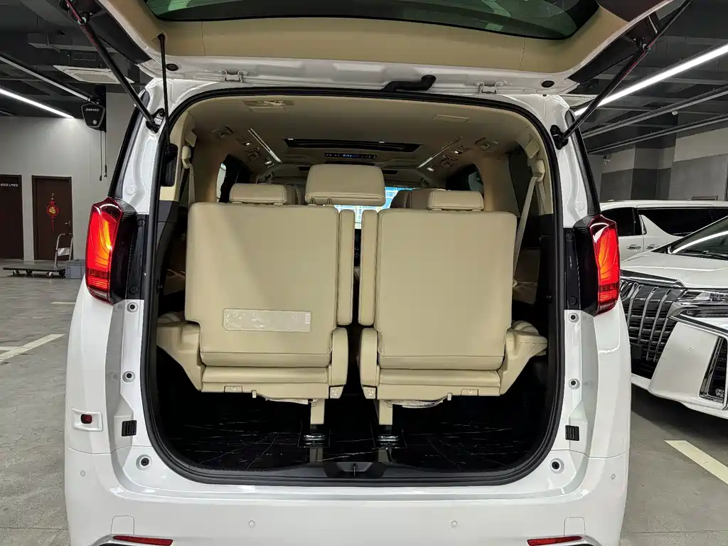 Toyota Alphard 2022 — фото 17