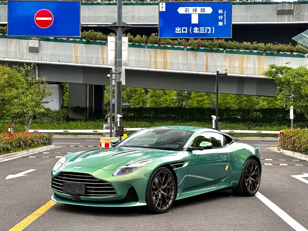 Aston Martin DB12 2023 — фото 3
