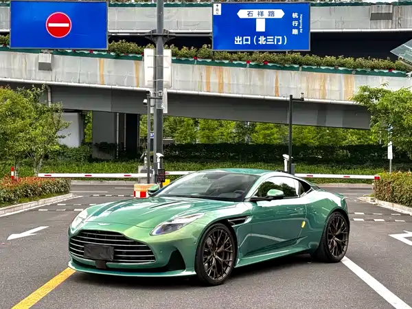 Aston Martin DB12 2023