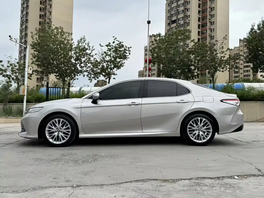Toyota Camry 2019 — фото 10