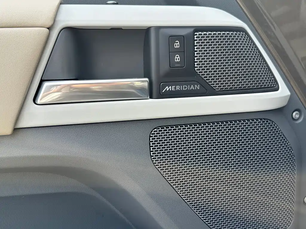 Land Rover Defender 2021 — фото 10