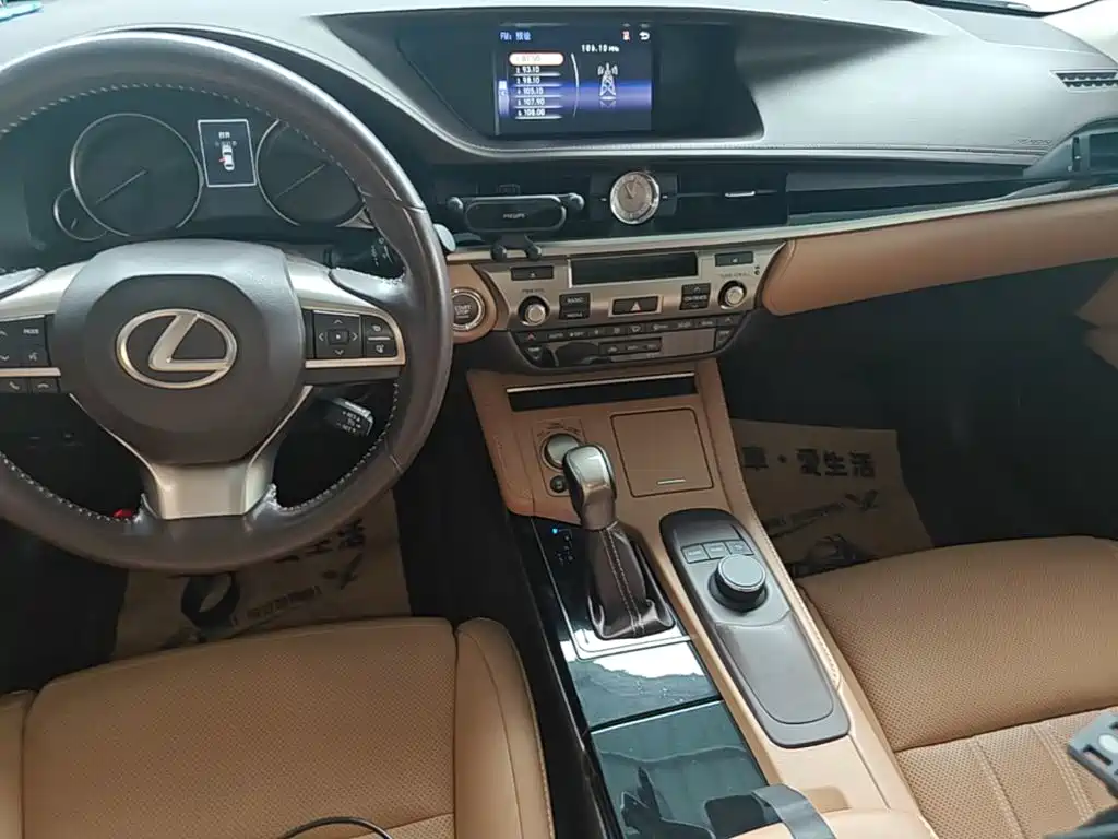 Lexus ES 2018 — фото 13
