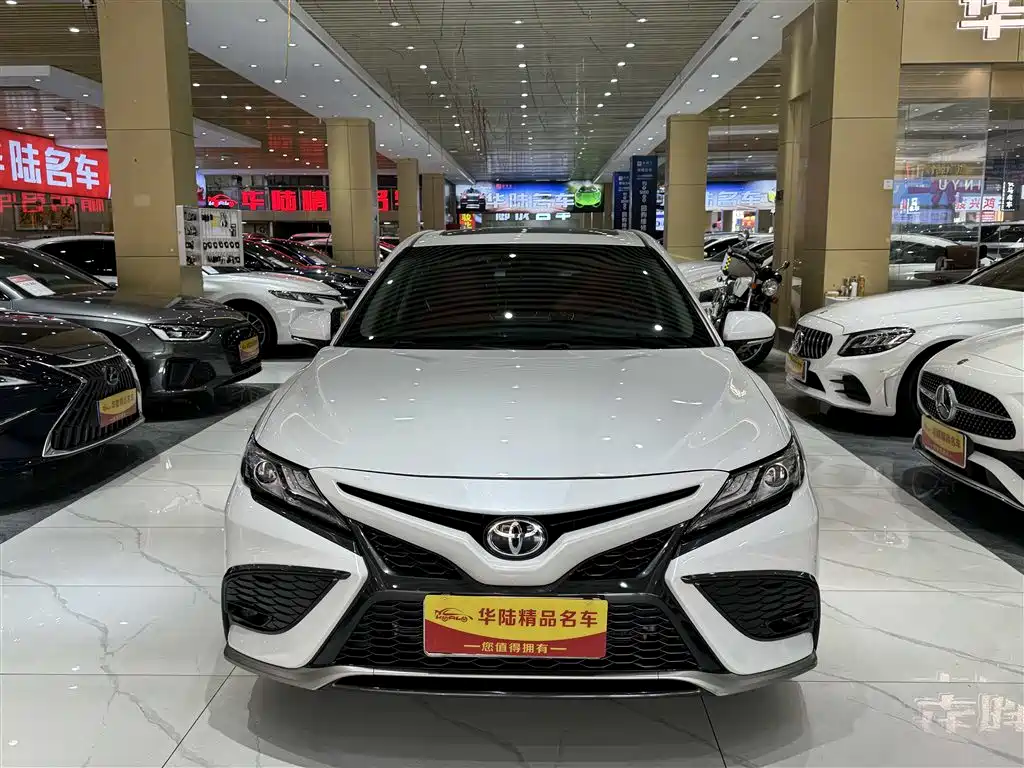 Toyota Camry 2022 — фото 2