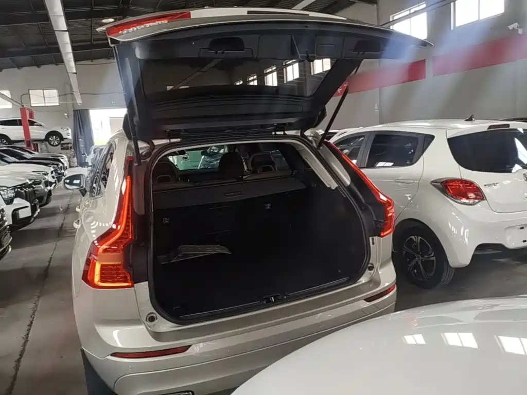 Volvo XC60 2018 — фото 19