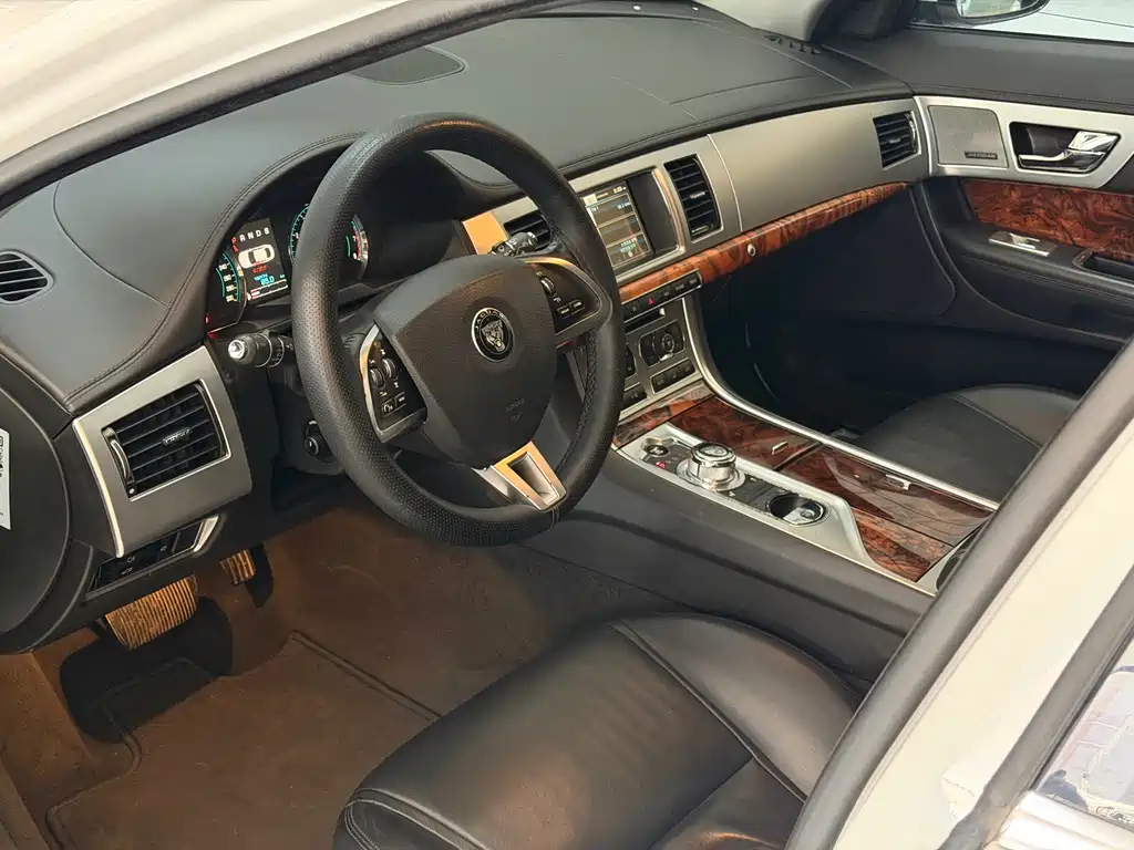 Jaguar XF 2015 — фото 6
