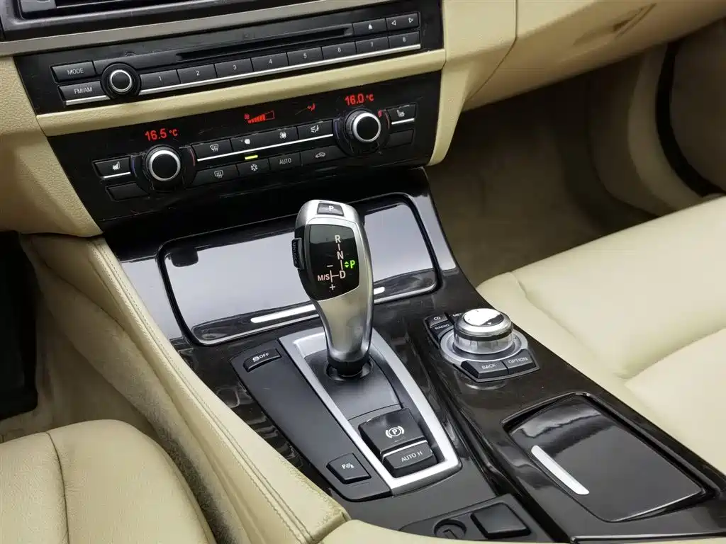 BMW 5 Series 2012 — фото 13