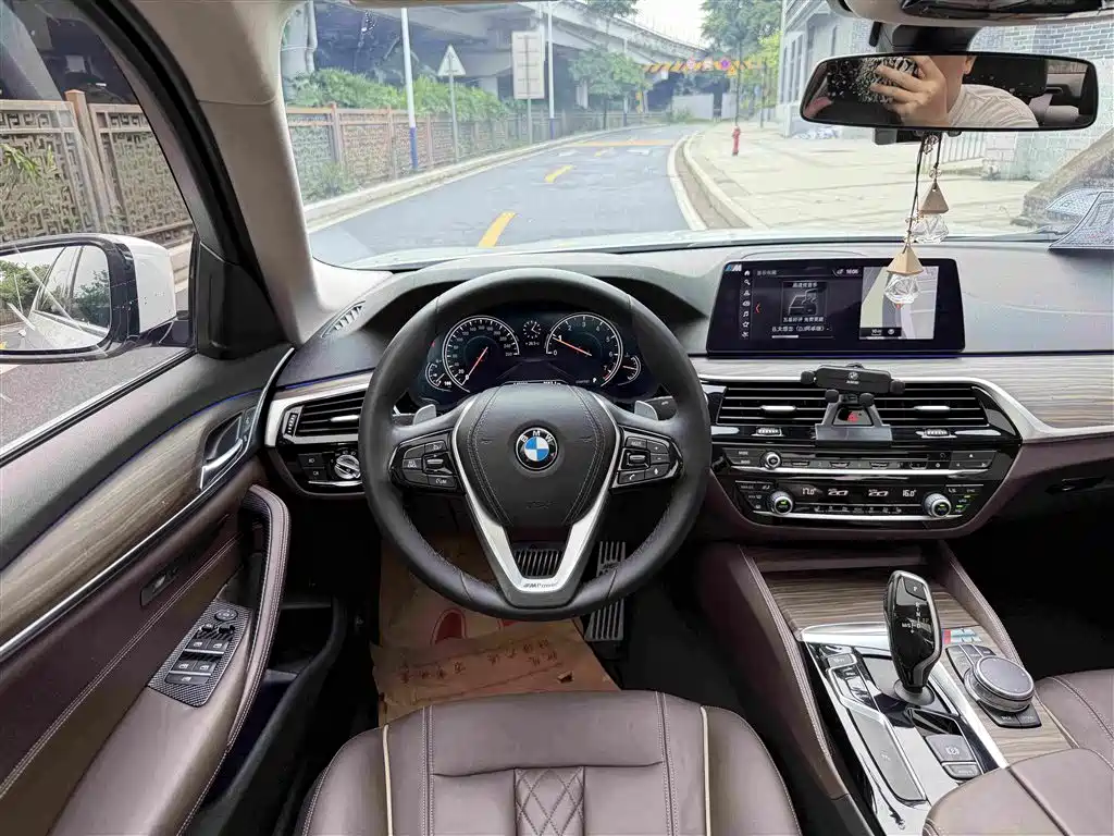 BMW 5 Series 2018 — фото 9