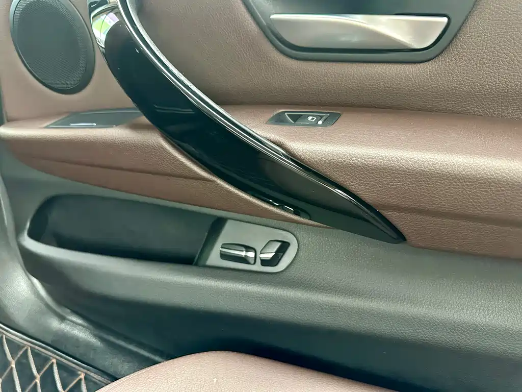 BMW 3 Series 2018 — фото 18