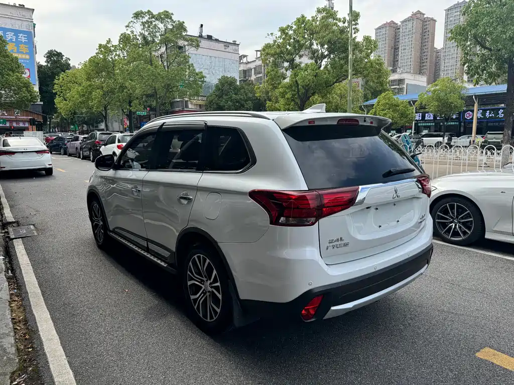 Mitsubishi Outlander 2018 — фото 7