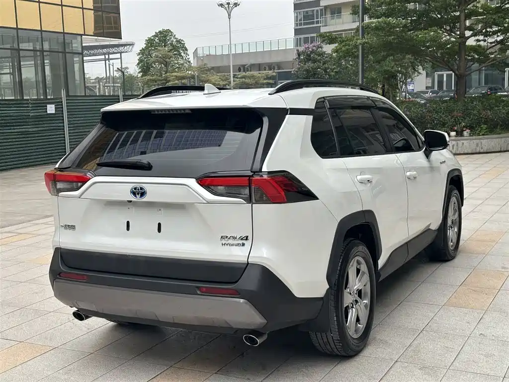 Toyota RAV4 2023 — фото 23