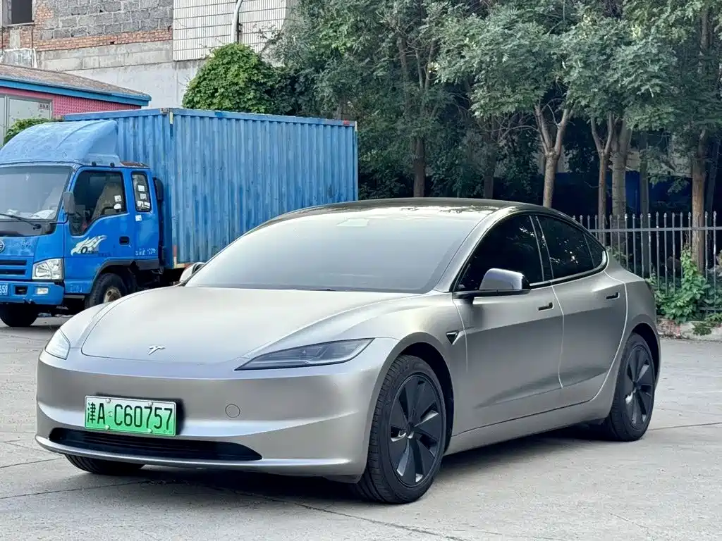 Tesla Model 3 2025 — фото 1