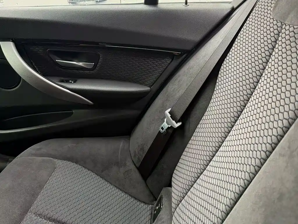BMW 3 Series 2017 — фото 11