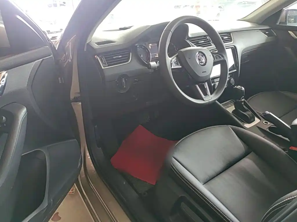 Skoda Octavia 2021 — фото 16