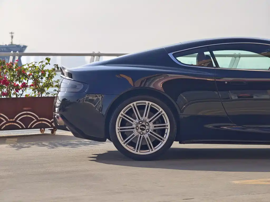 Aston Martin DBS 2010 — фото 5