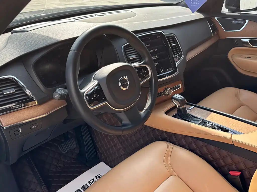 Volvo XC90 2018 — фото 8
