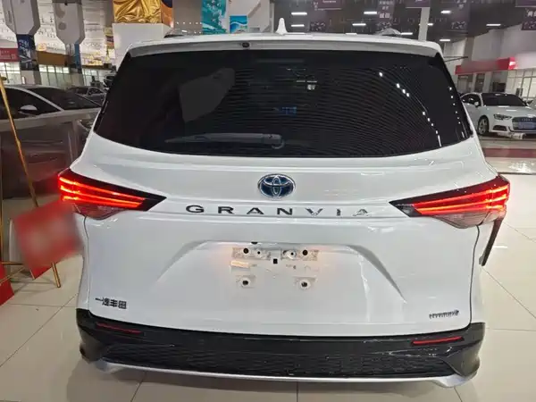 Toyota Granvia 2023