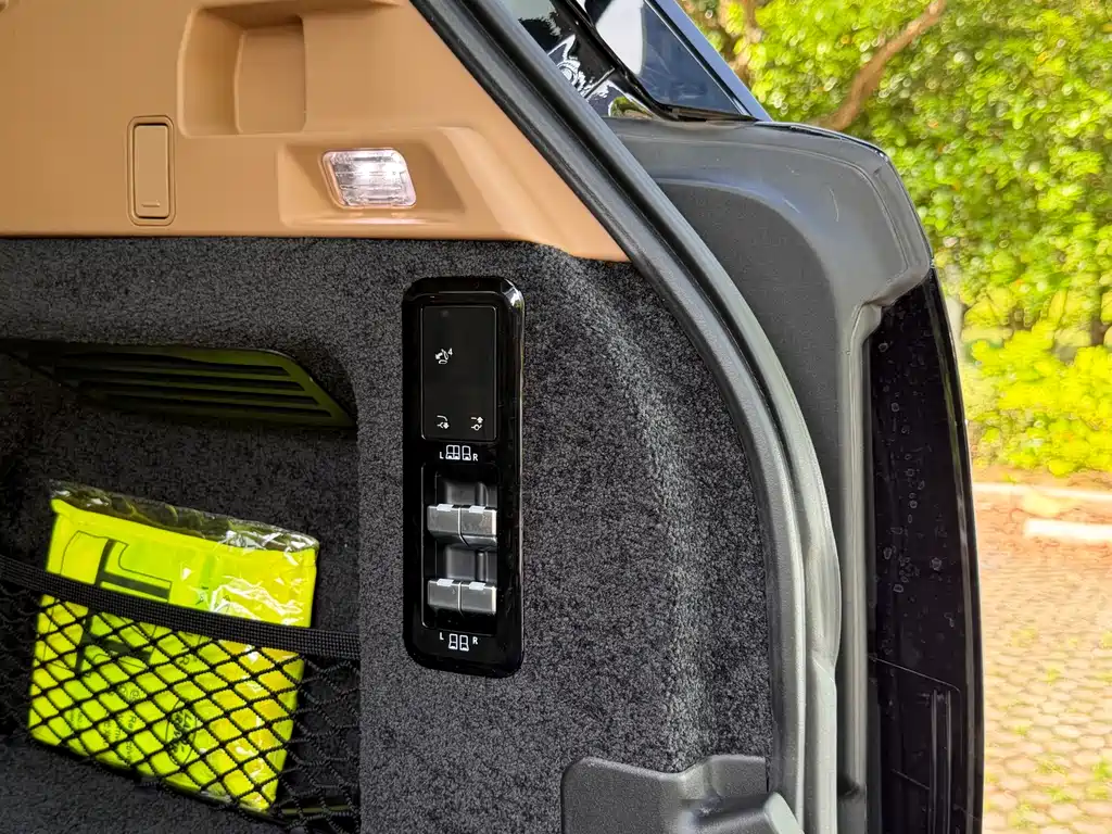 Land Rover Range Rover 2023 — фото 17