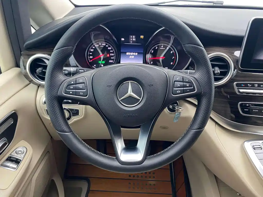 Mercedes-Benz V-Class 2016 — фото 23