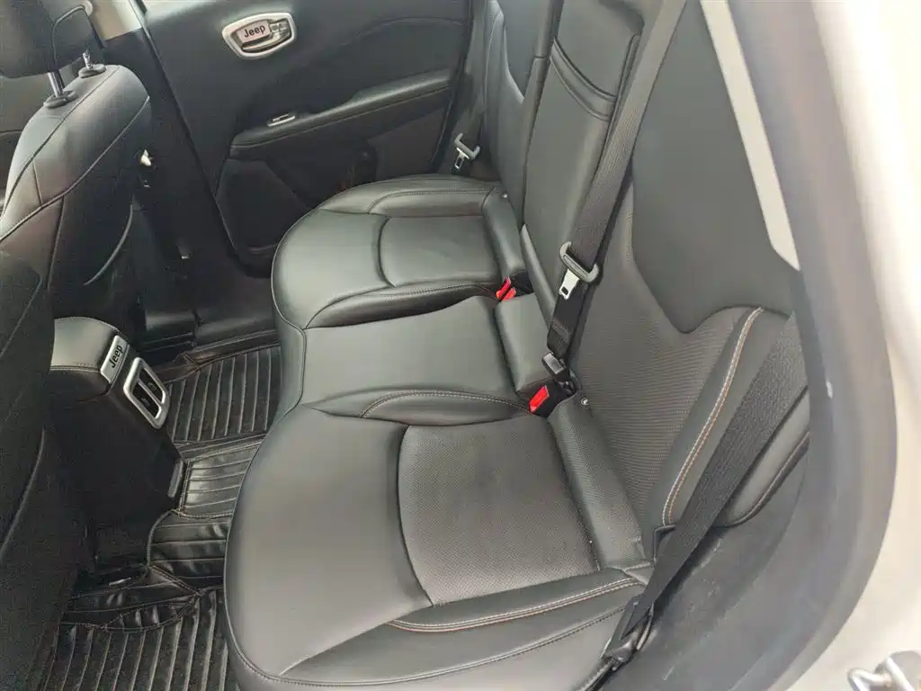 Jeep Compass 2018 — фото 17