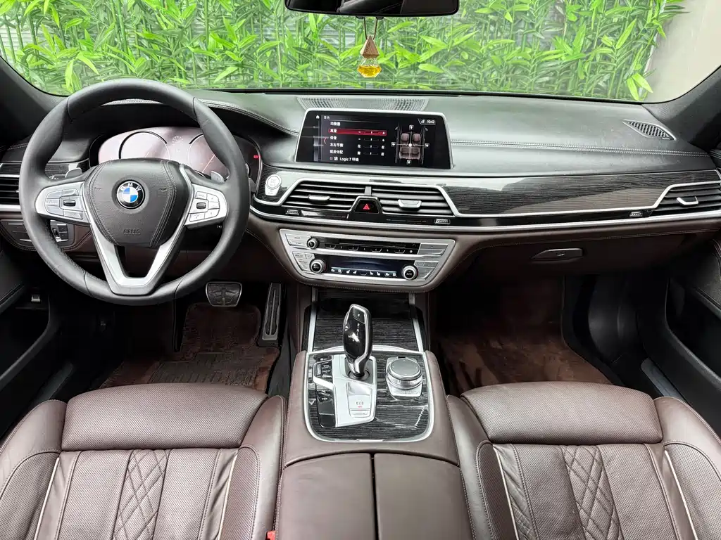 BMW 7 Series 2017 — фото 8