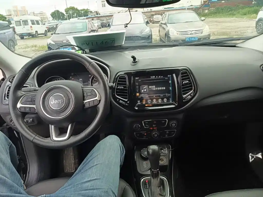 Jeep Compass 2018 — фото 10