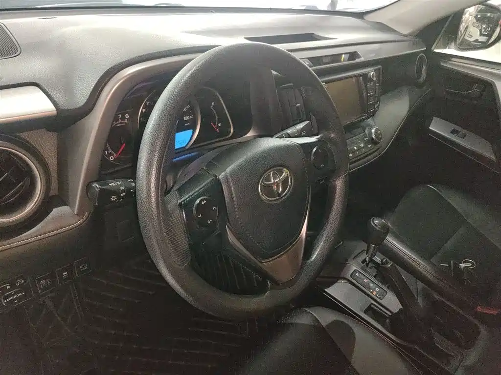Toyota RAV4 2018 — фото 11