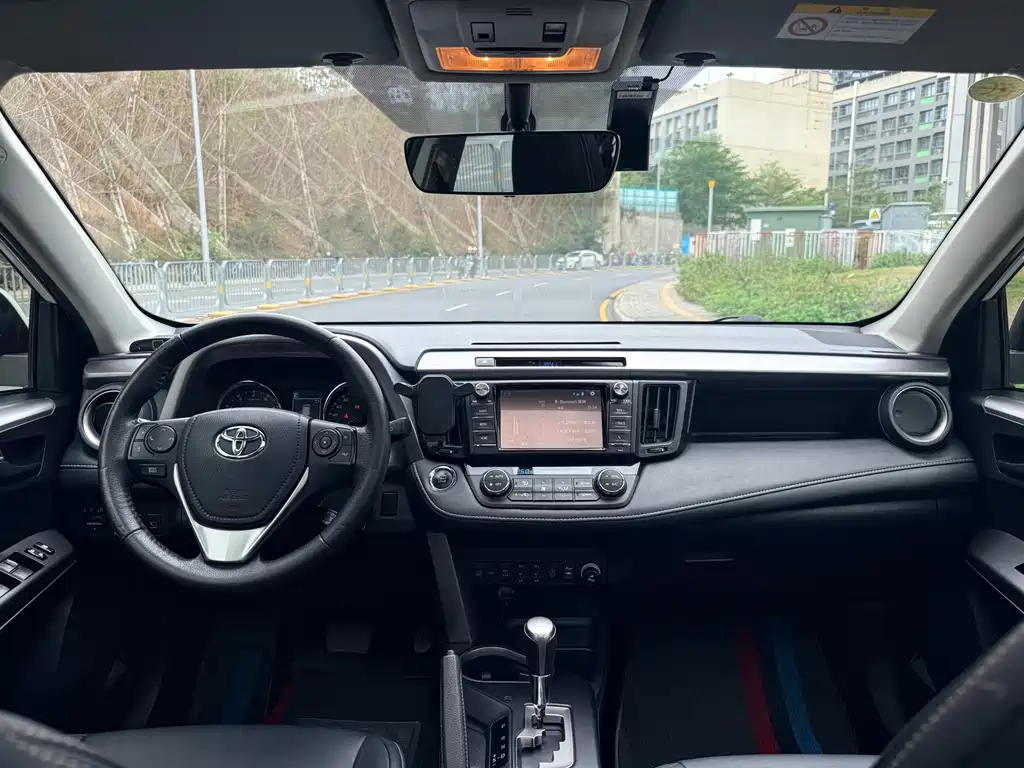 Toyota RAV4 2017 — фото 10