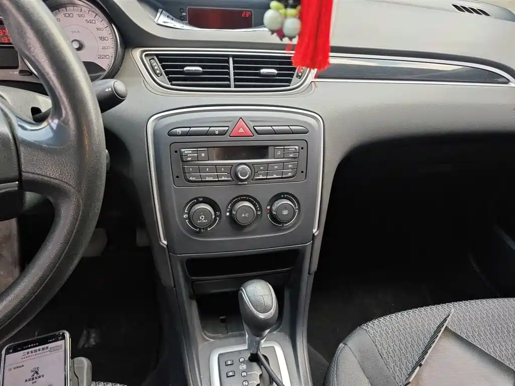Peugeot 308 2015 — фото 13
