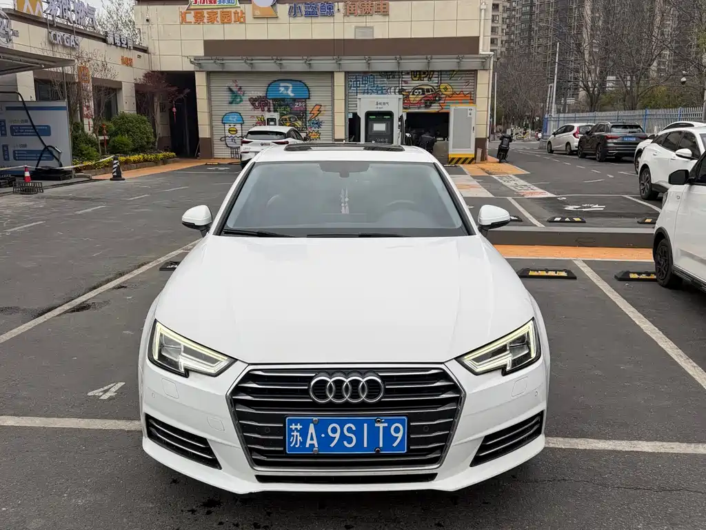 Audi A4L 2018 — фото 1