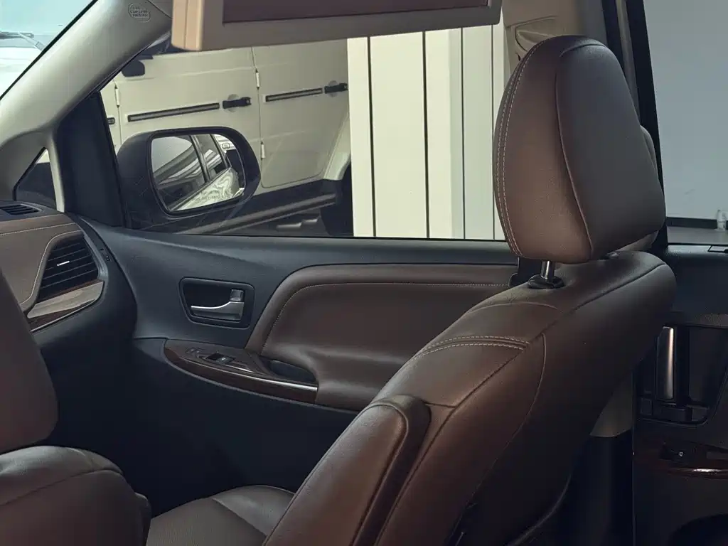 Toyota Sienna 2017 — фото 20