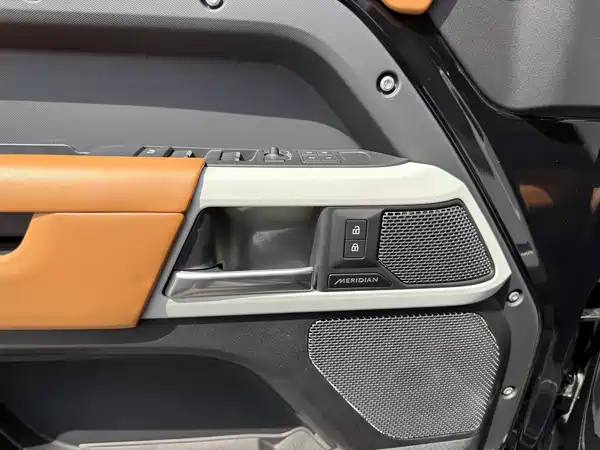 Land Rover Defender 2023