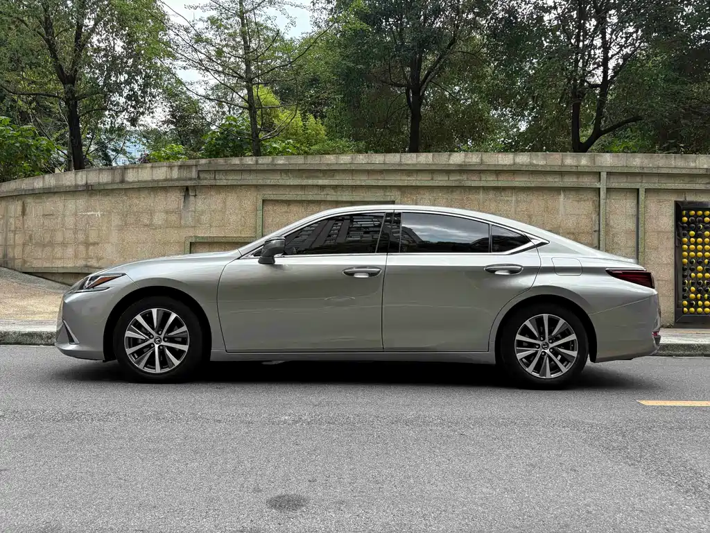 Lexus ES 2020