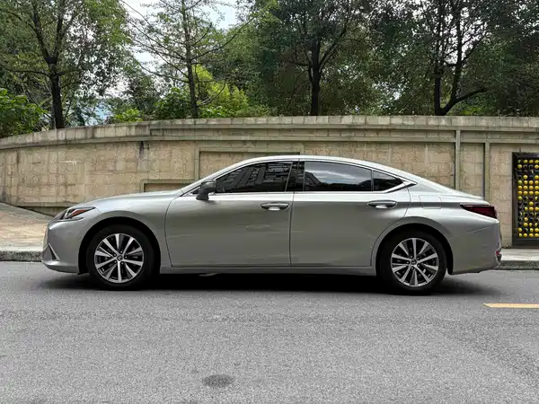 Lexus ES 2020