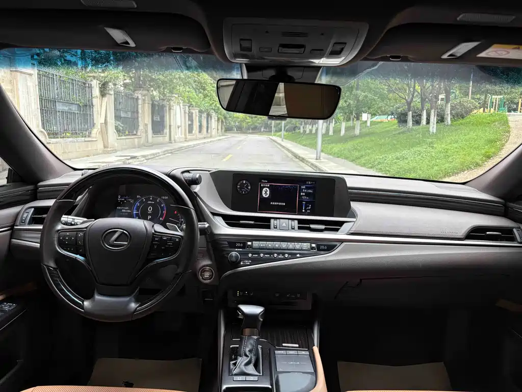 Lexus ES 2020 — фото 15